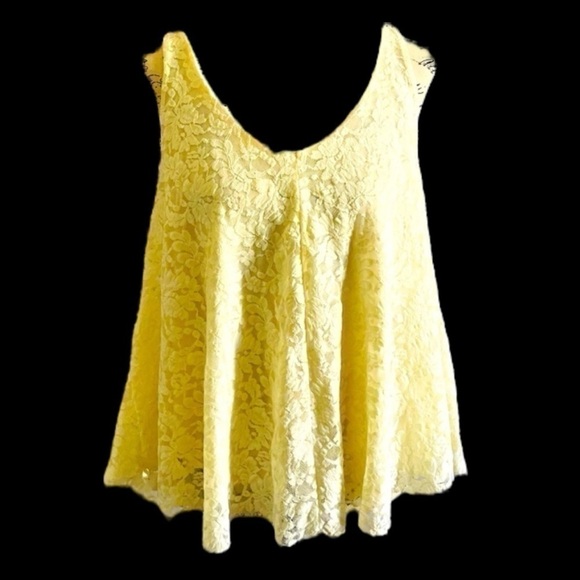 Tops - Lace cropped flowy camisole